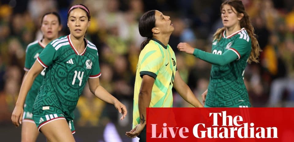 Jugadoras de fútbol compitiendo en un partido