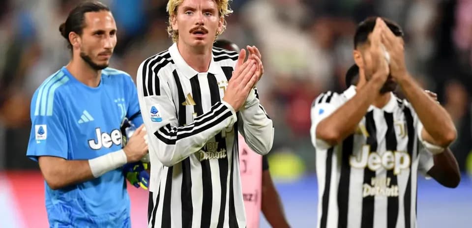 Jugadores de Juventus aplaudiendo al final del partido