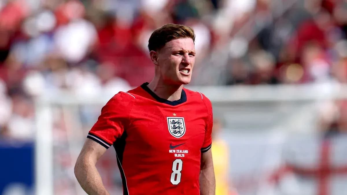 Jugador de Inglaterra con camiseta roja en el campo