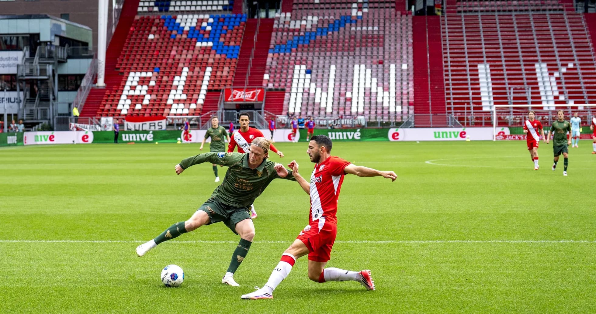 Jugador intentando driblar mientras es defendido