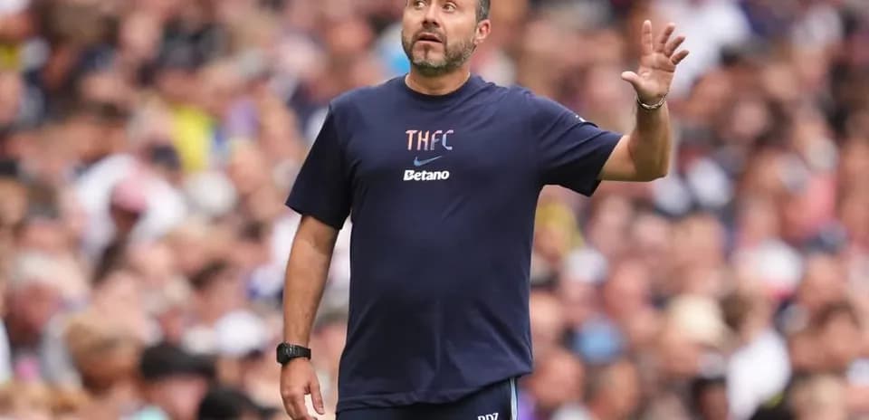 Entrenador dirigiendo al equipo durante el partido
