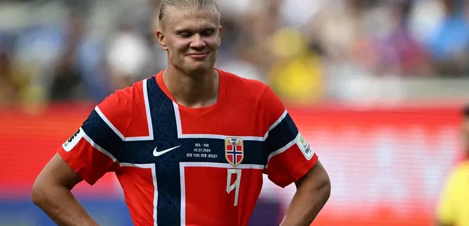 Jugador noruego en camiseta roja durante partido