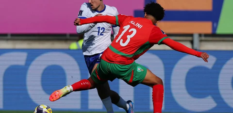 Jugador de Marruecos despojando el balón a rival