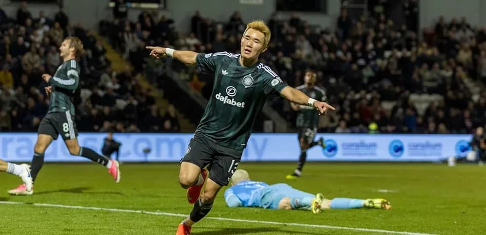 Jugador celebrando un gol en el partido