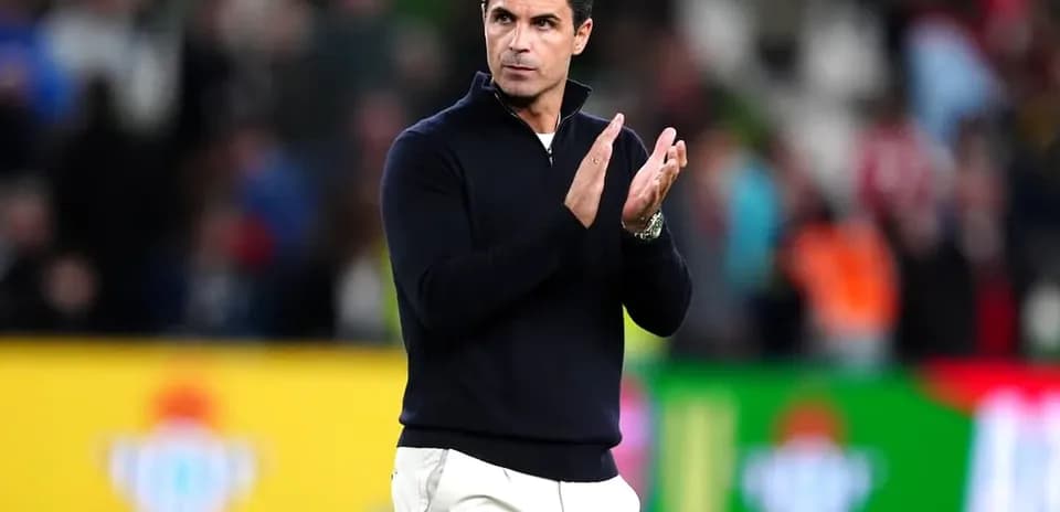 Entrenador aplaudiendo en el campo tras el partido