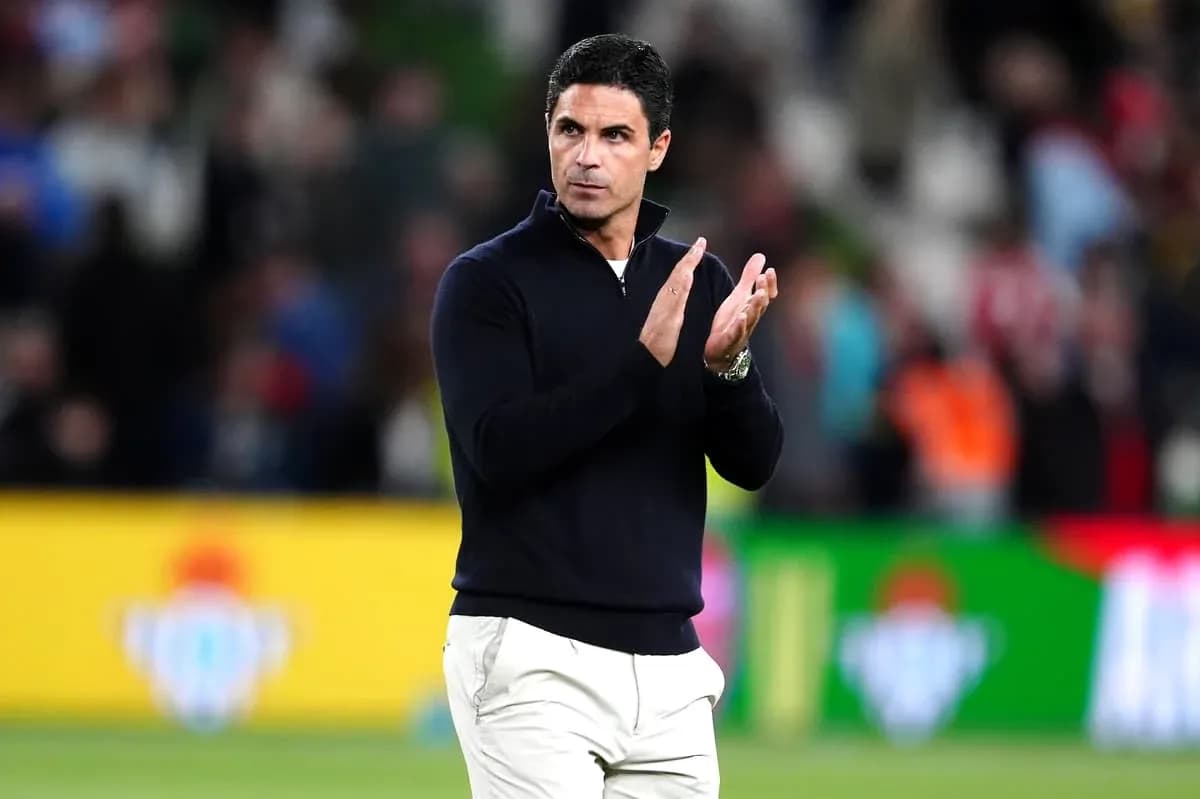 Entrenador aplaudiendo en el campo tras el partido