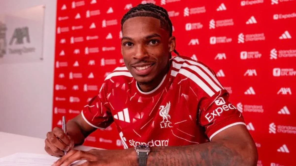 Jugador firmando contrato con camiseta del Liverpool