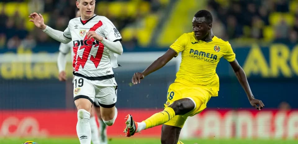 Jugadores de Rayo Vallecano y Villarreal en acción