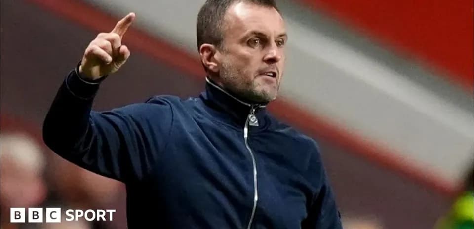 Entrenador dirigiendo a su equipo en el partido