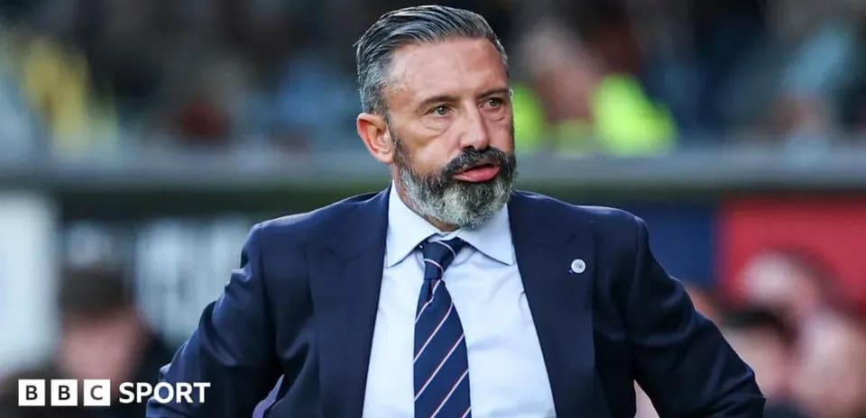Entrenador en la línea de banda durante el partido