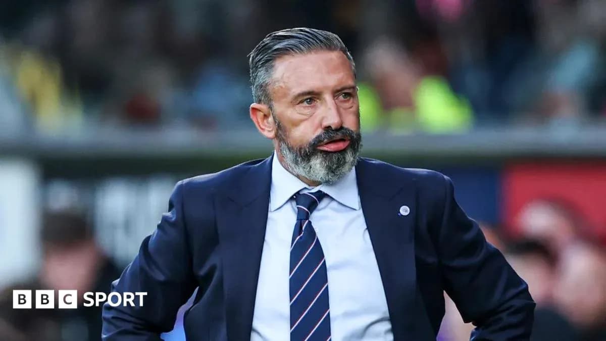 Entrenador en la línea de banda durante el partido