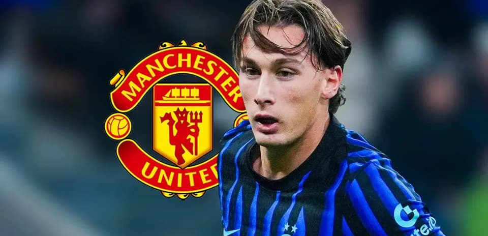 Jugador corriendo con el logo de Manchester United