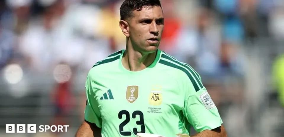Portero de Argentina en uniforme verde durante el partido