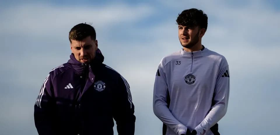 Jugadores de Manchester United caminando durante entrenamiento