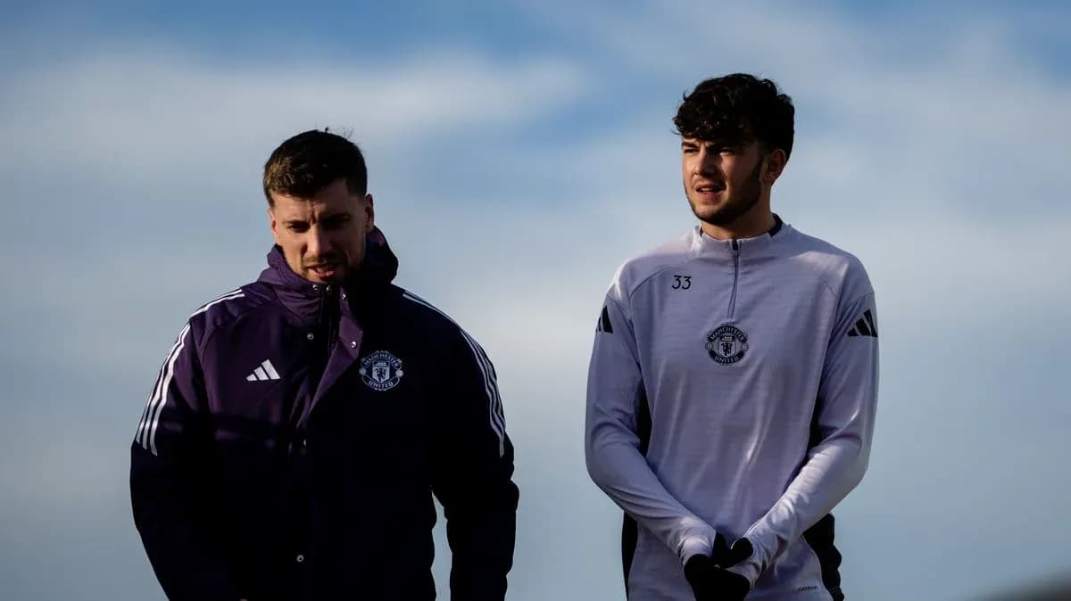 Jugadores de Manchester United caminando durante entrenamiento