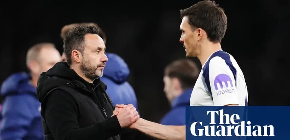 Entrenador y jugador se saludan en el campo