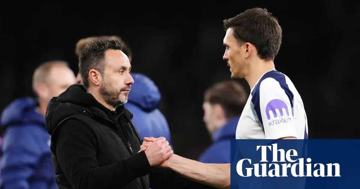 Entrenador y jugador se saludan en el campo