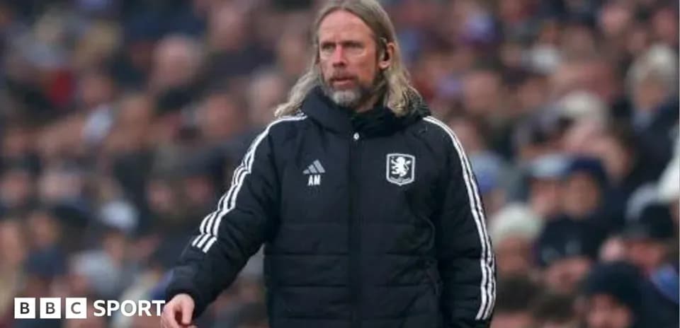 Entrenador de pie en la línea de banda durante el partido