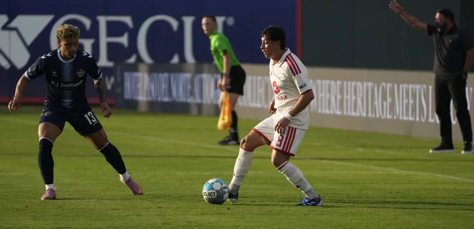 El Paso Locomotive contra Phoenix Rising en acción