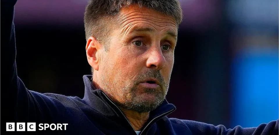 Entrenador gesticulando durante un partido