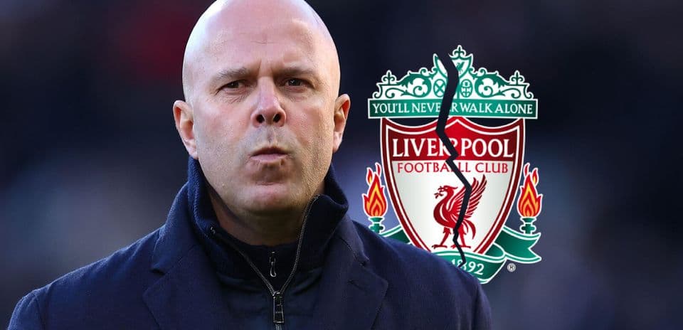Entrenador frente al logo del Liverpool FC