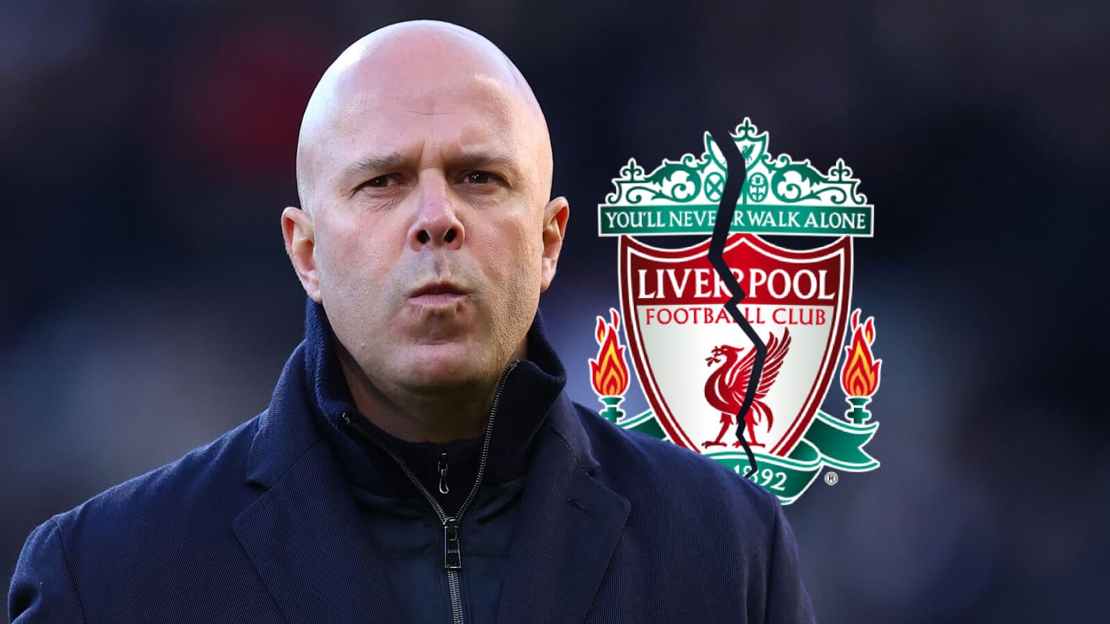Entrenador frente al logo del Liverpool FC