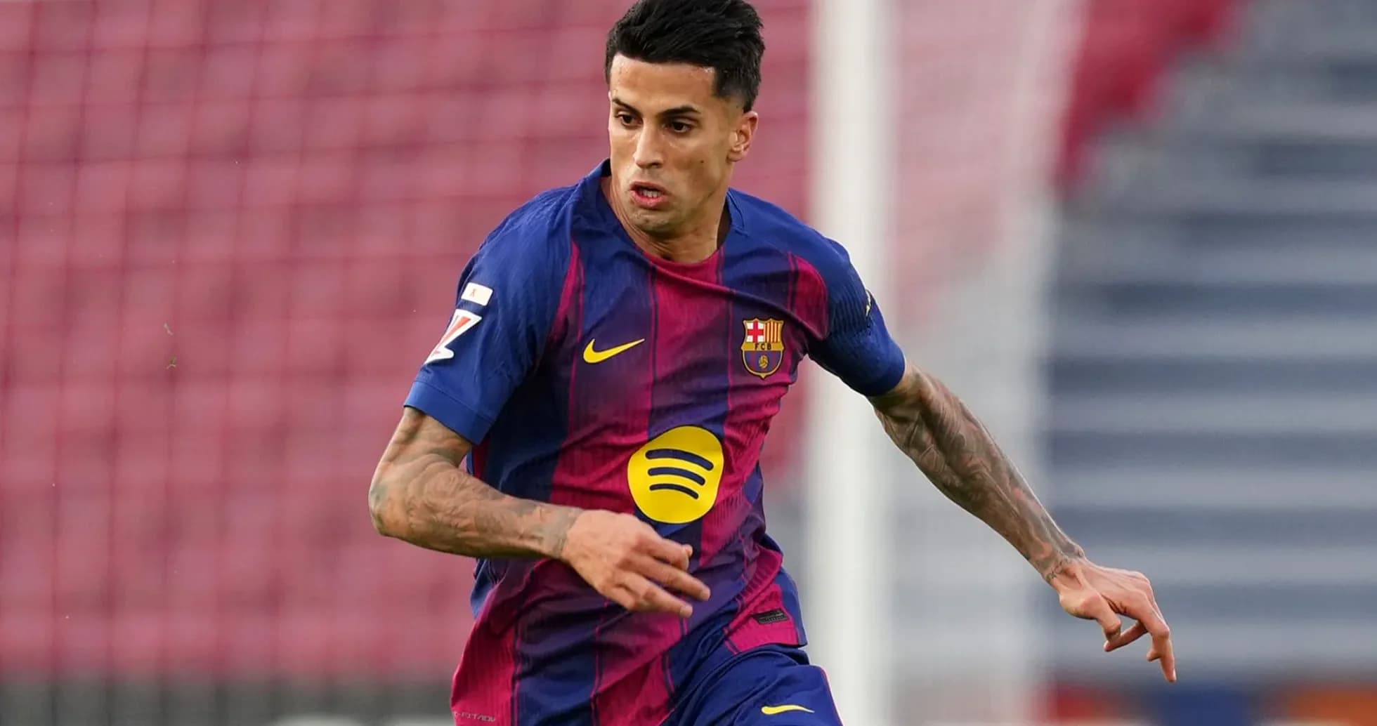 Jugador de Barcelona corriendo con el balón en campo