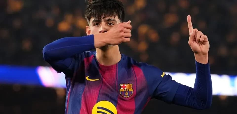 Jugador del FC Barcelona señalando durante el partido
