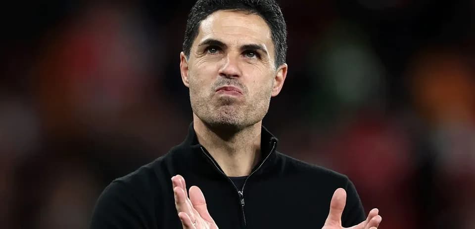 Entrenador aplaudiendo tras el partido