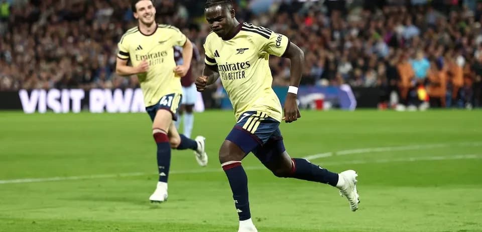 Jugador de Arsenal celebra un gol en el partido