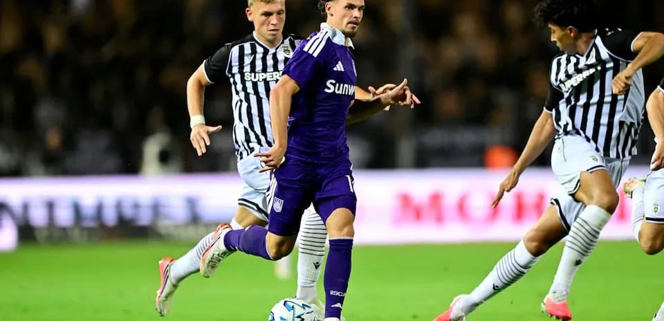 Jugadores compitiendo en el partido PAOK vs Anderlecht