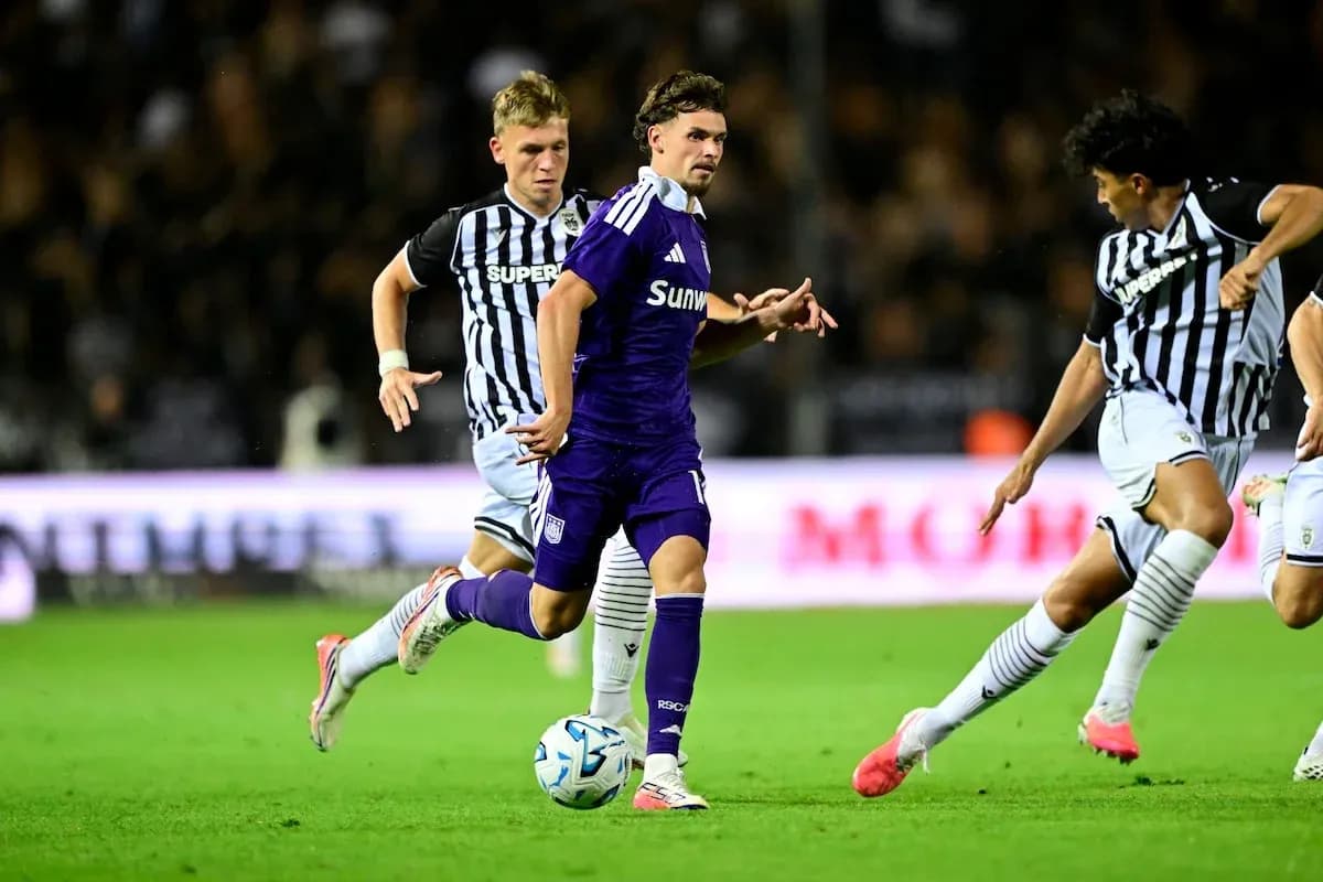 Jugadores compitiendo en el partido PAOK vs Anderlecht