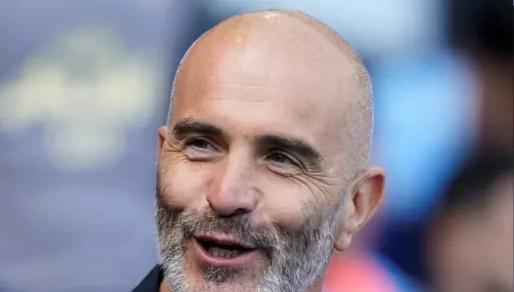 Hombre sonriendo en evento deportivo al aire libre