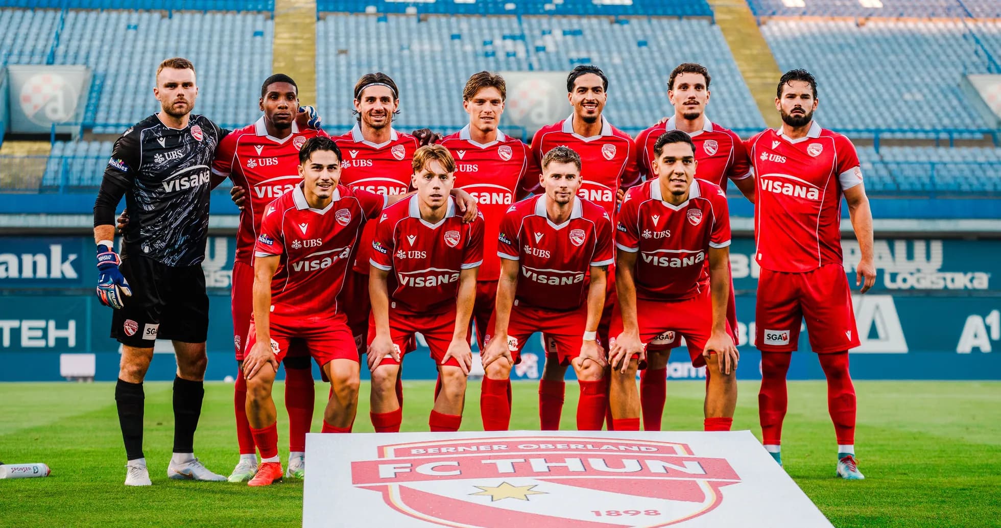 Equipo de FC Thun posando para la foto
