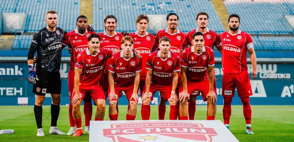 Equipo de FC Thun posando para la foto