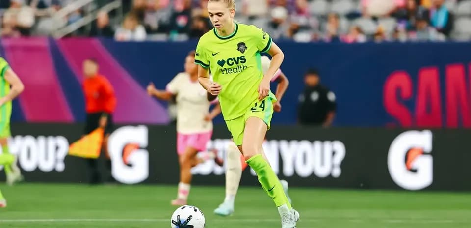 Jugadora con balón durante el partido