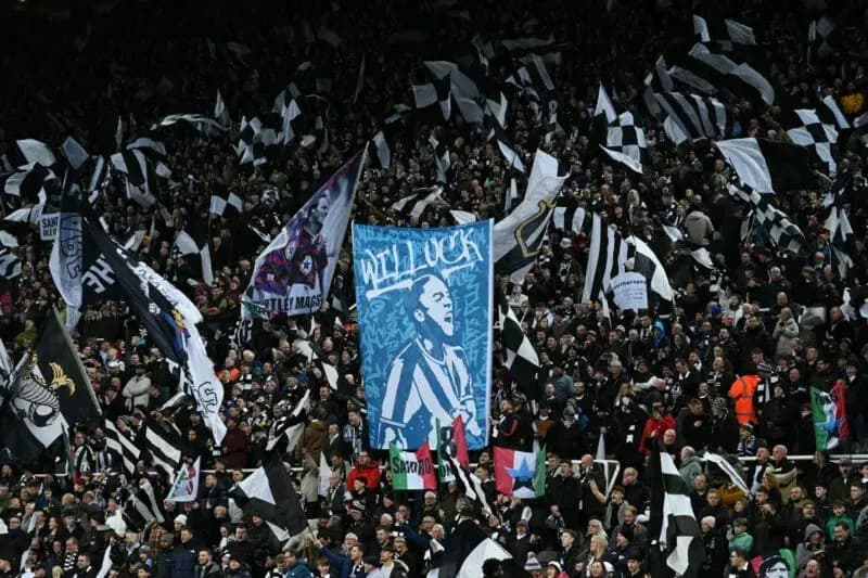 Aficionados con banderas en un estadio de fútbol
