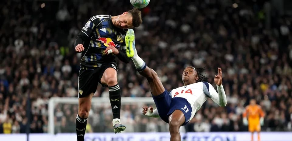 Portero de Leeds evitando un tiro de Tottenham