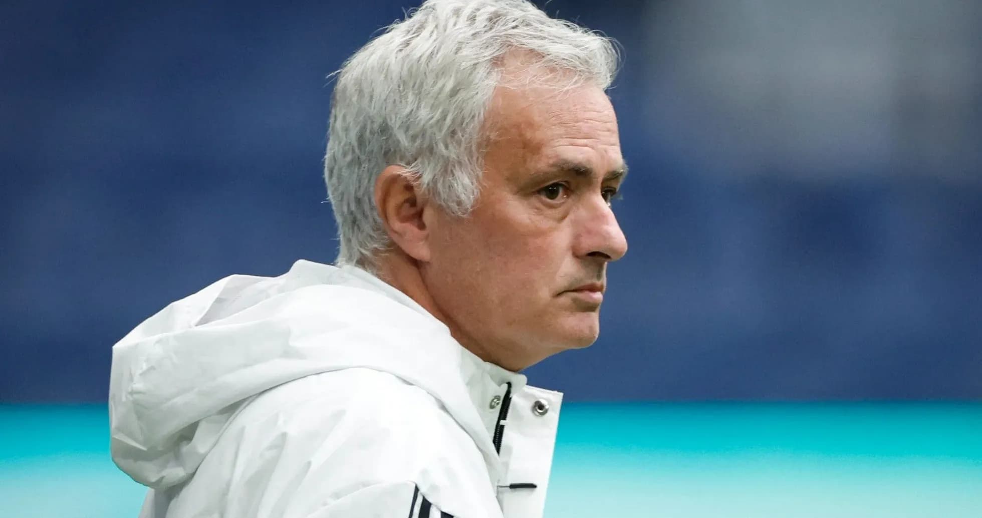 Entrenador observando el partido desde la línea lateral
