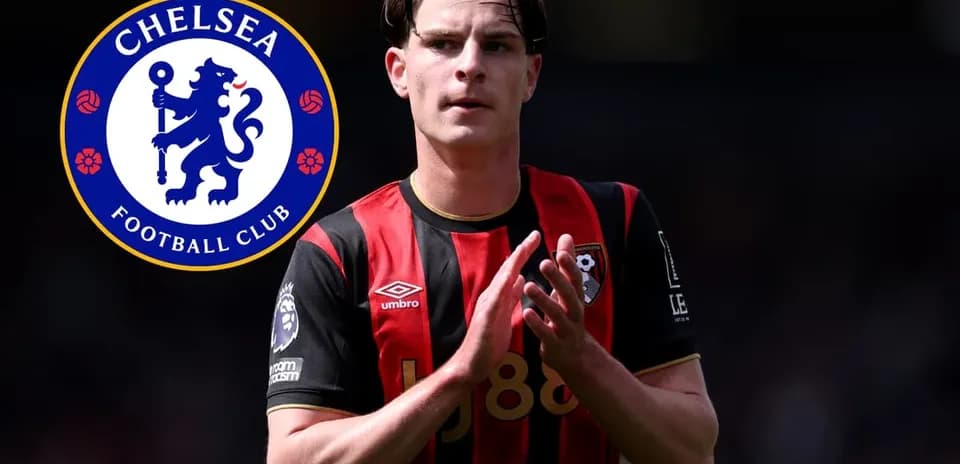 Jugador de Bournemouth aplaudiendo con camiseta roja y negra