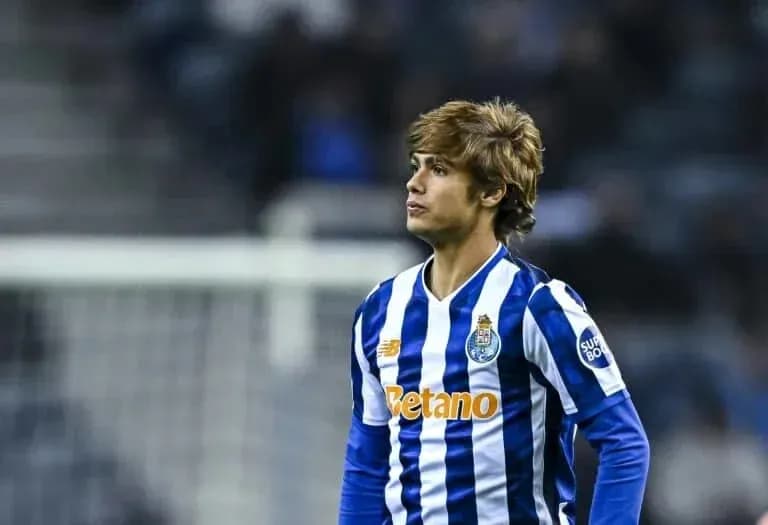 Jugador del FC Porto en el campo de juego