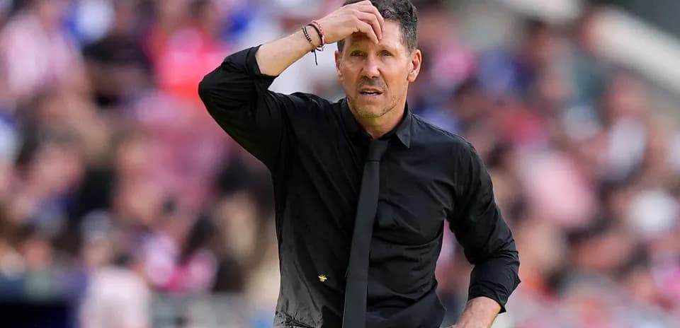 Entrenador preocupado durante un partido en el estadio