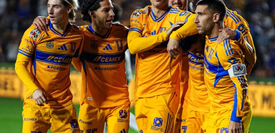 Jugadores de Tigres celebrando un gol