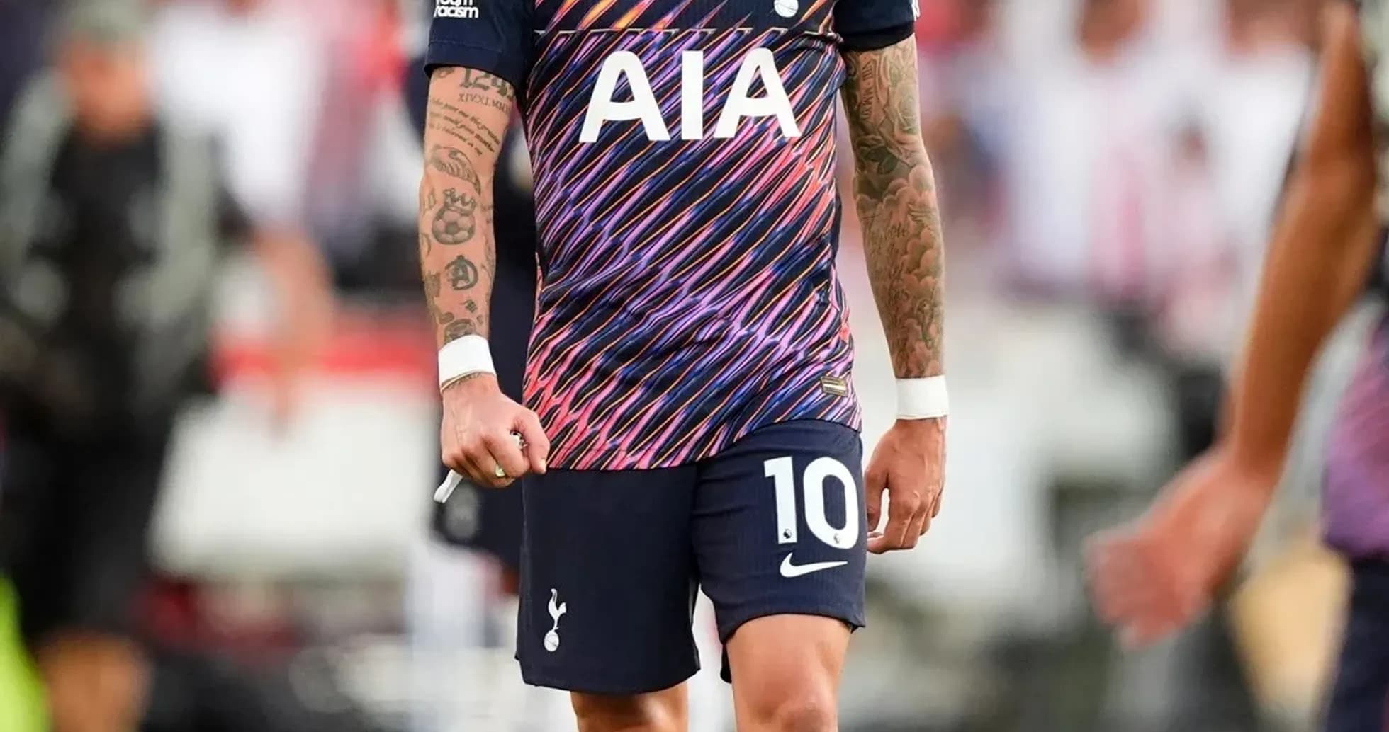 Jugador de Tottenham caminando en el campo