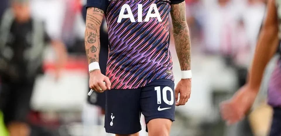 Jugador de Tottenham caminando en el campo