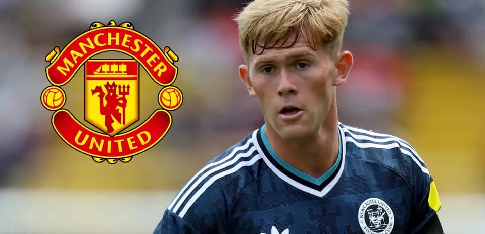 Jugador de fútbol en acción con logo de Manchester United