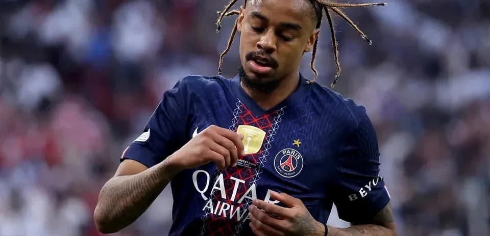 Jugador de PSG mostrando su medalla de campeón