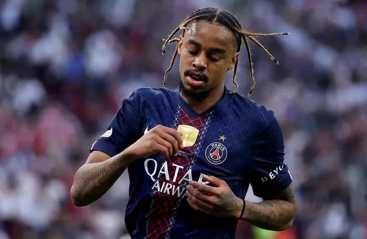 Jugador de PSG mostrando su medalla de campeón