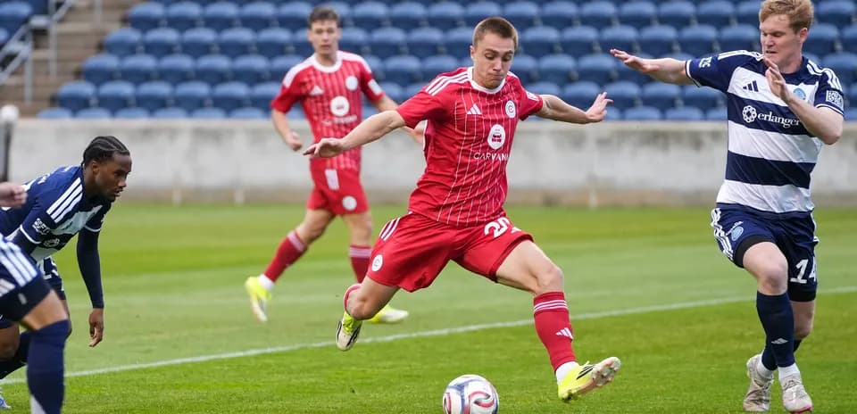 Jugador de Chattanooga driblando contra Chicago Fire II