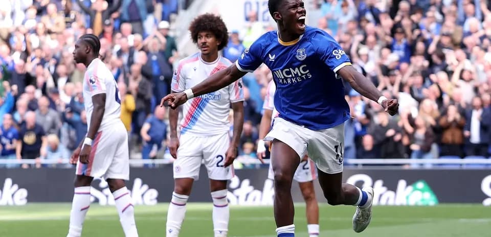 Jugador de Everton celebra un gol durante el partido